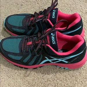 WORN ONE TIME women’s ASICS trail running shoes